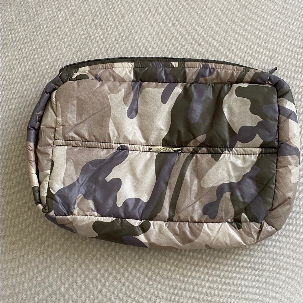 NWOT Anorak Samo Puffer Zipper Pouch 8”x6”